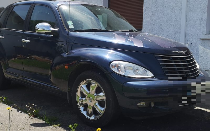 Voiture chargée sur un plateau après rachat et paiement